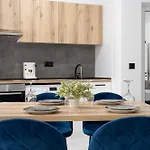 семеен Golden Place מלון 3*