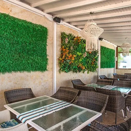 семеен Golden Place 호텔 3*