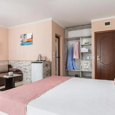 семеен Golden Place 호텔