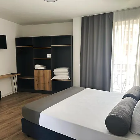 семеен Golden Place Hotel 3*