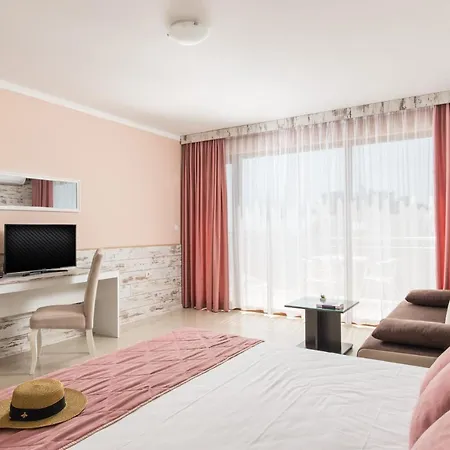 семеен Golden Place ホテル 3*