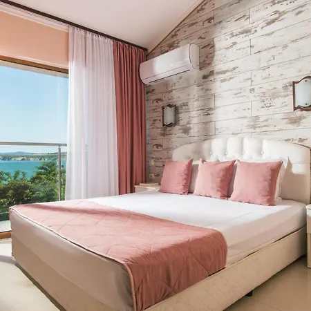 семеен Golden Place Hotel 3*