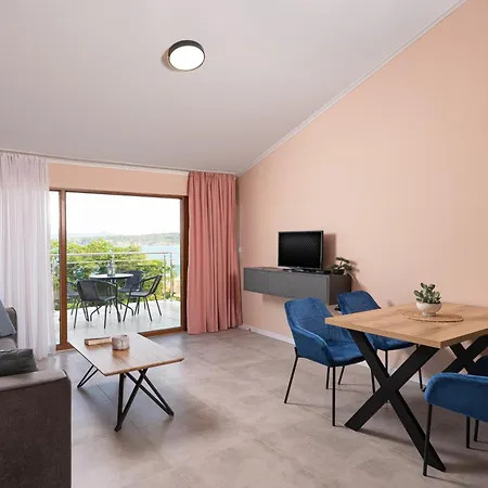 семеен Golden Place Hotel